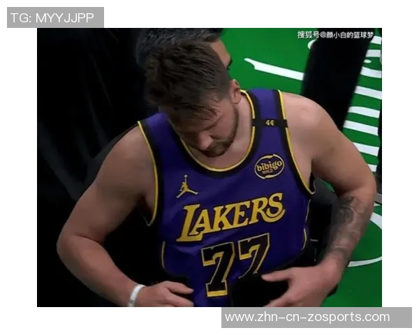 季前赛迎战湖人太阳队晒出布克马威帅气登机照引发关注 季前赛迎战湖人太阳队晒出布克马威帅气登机照引发关注